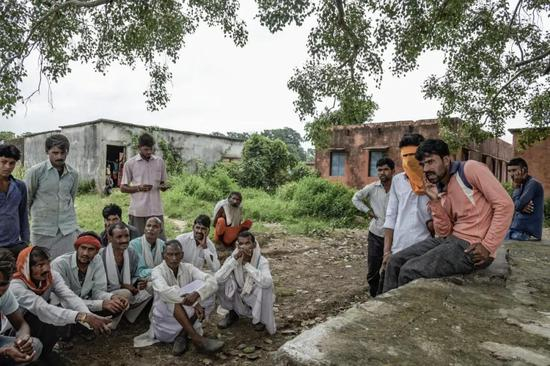 △&nbsp;在闭塞的乡村中，种姓制度依旧发挥着作用：高种姓人坐着，而低种姓的人只能蹲着