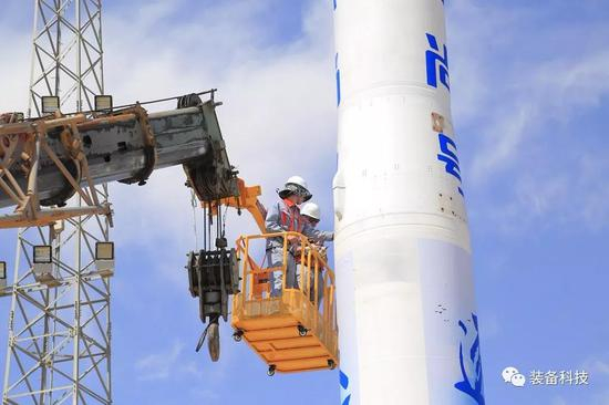 ▲双曲线一号起竖。&nbsp;&nbsp;胡军 摄