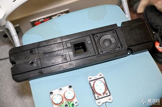 索尼展示的A9G发声单元组件，上面是低音扬声器，下面右侧是声场驱动器