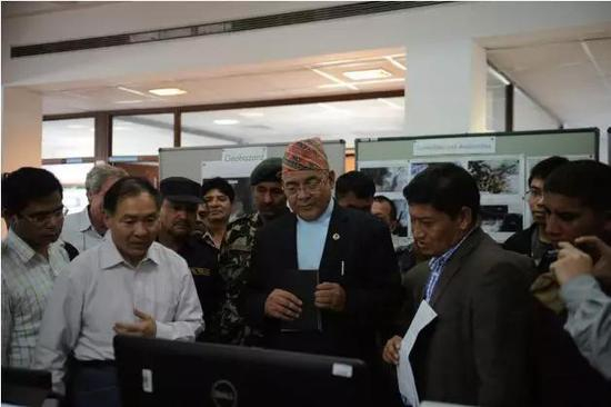 尼泊尔副总理兼内政部部长访问国际山地综合开发中心（ICIMOD）——听取崔鹏院士介绍地震次生灾害遥感解译工作（图片来源：作者提供）