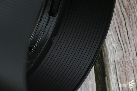 适马45mm&nbsp;F2.8&nbsp;DG&nbsp;DN|Contemporary遮光罩内部设计了消光螺纹