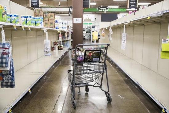 ▲厕纸货架几乎已被抢购一空的超市。图源：Seattletimes