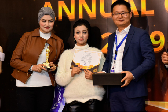  老黄（右一）和MICO主播