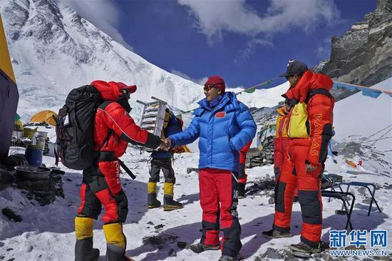5月8日，登山向导准备出发向海拔7028米的营地运输高山氧气、燃料等物资。新华社发