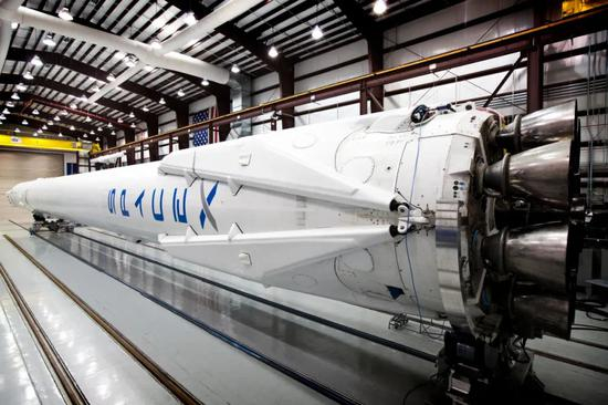 　　2014年，SpaceX对NASA的轨道实验室做商业补给时使用的Falcon 9火箭。|&nbsp;图片来源：SpaceX官方Flicker