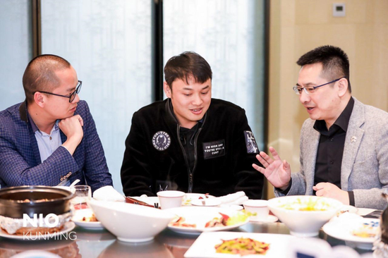 秦力洪与昆明车主一同吃饭交谈，右一为秦力洪 &nbsp; 　　来源：受访者供图