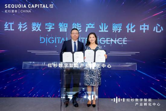 　　上海张江（集团）有限公司董事长袁涛（左）与红杉资本中国基金合伙人浦晓燕（右）签署战略合作协议。