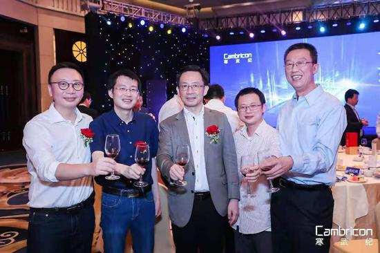 　　中科院走出的两代企业（左二寒武纪董事长、CEO陈天石，左三中国科学院计算技术研究所所长孙凝晖，右一联想集团高级副总裁，联想创投集团总裁贺志强）