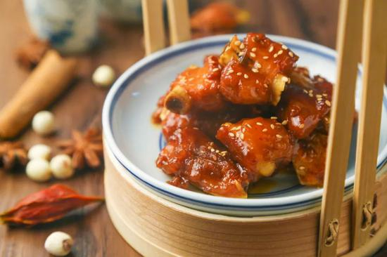 　用甜味剂是没法做出这么诱人的糖醋排骨的