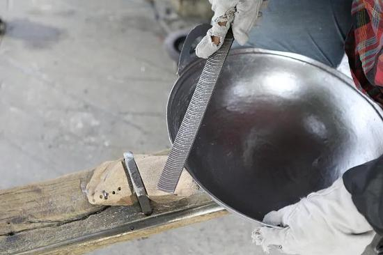 无涂层的铝制炒锅容易与金属炒勺摩擦增加铝溶出量