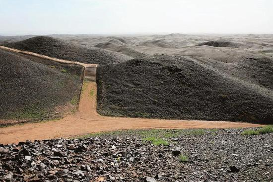 黑戈壁上铺满了黑色砾石。图/《多彩中国》