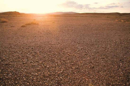 红色的“红戈壁”。图/《多彩中国》