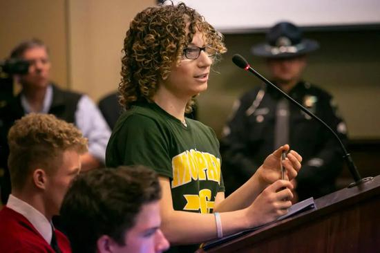 法案正式通过之前，爱达荷州的跨性别运动员Lindsay Hecox在法庭上对其提出质疑