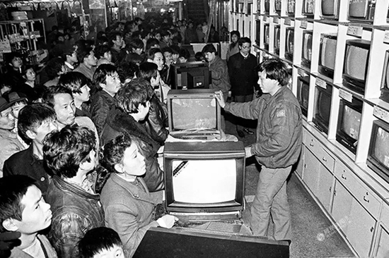 ▲1988年2月初，随着春节的临近，在武汉中心百货大楼，前来选购电视机的人群挤满了大厅。