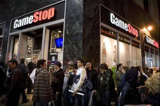 2008年，成千上万的游戏迷等候在“游戏驿站”外，准备购买《侠盗猎车手IV》