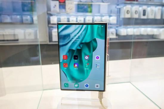 OPPO卷轴概念机在上海专门店亮相/视觉中国