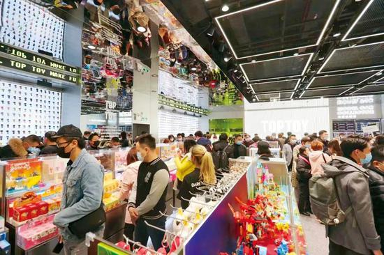2020年12月18日，名创优品孵化的首个子品牌、潮玩集合店TOPTOY开业现场。图／麻耀刚