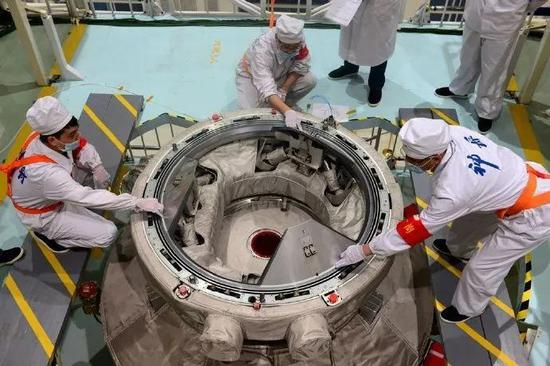 神舟八号轨道舱异体同构周边对接口