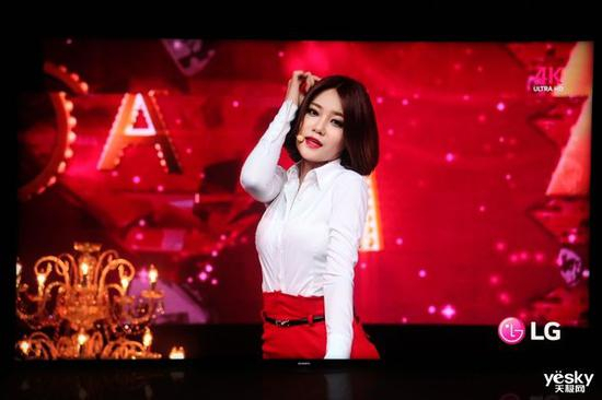  MV中的人表现，肤色白皙，衣服褶皱完好