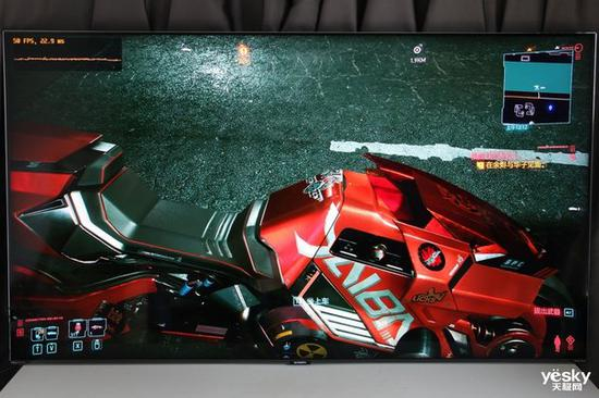  摩托车的细节，地面的反光和细致的纹理