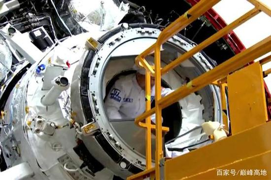 　天和一号核心舱大柱段尾段对接口