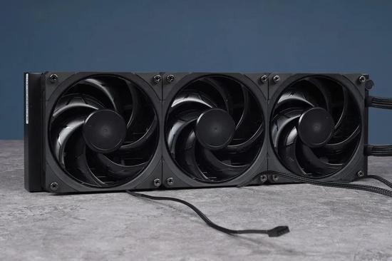 　360mm规格一体水冷巨大的热交换器和豪华的风扇配置&nbsp;