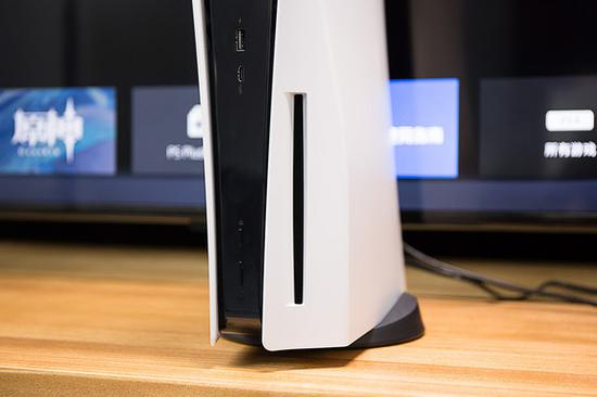  PS5主机正面面板和吸入式光驱