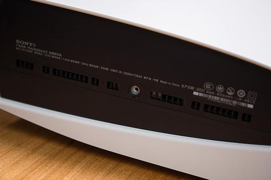  用于立置时的机身和底座连接螺孔