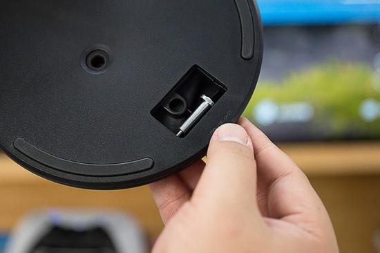  旋转底座后出现内置连接螺钉