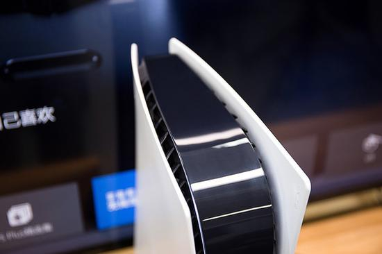 PS5主机顶部散热片和呼吸灯