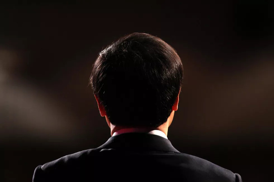 从英雄到小丑，或许只是一场骗局。