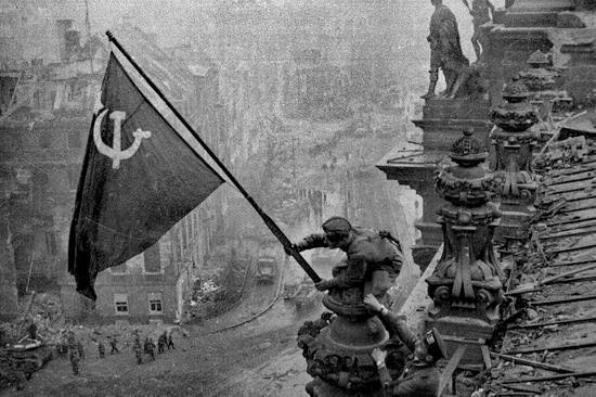 1945年5月，苏军战士将红旗插上德国国会大厦