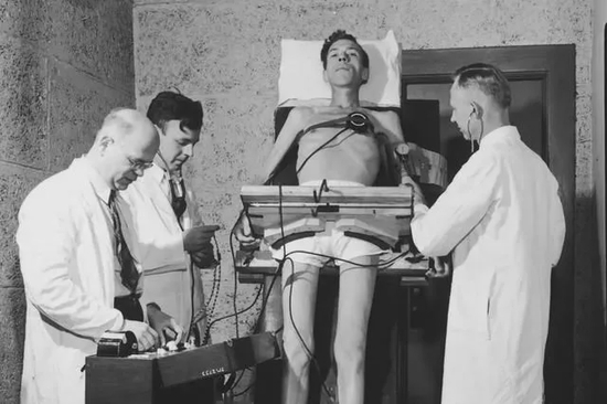实验中对志愿者进行生理机能的记录 图源：Wallace Kirkland
