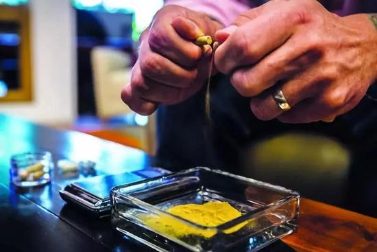 　　哥斯达黎加的一家诊所，为患者提供伊博格碱。这是一种有毒的粉末状药物。（摄影：Juan Arredondo）