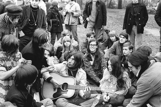 硅谷精神发端于嬉皮士运动、反战和无政府主义等1960年代的美国人文思想实验