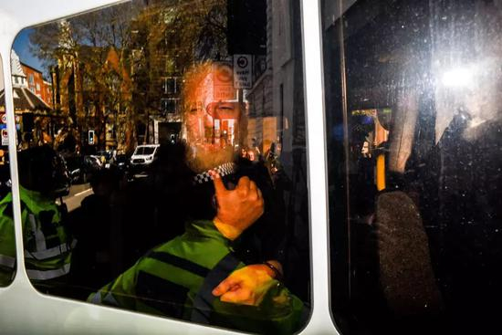 阿桑奇在警车里 | 视觉中国