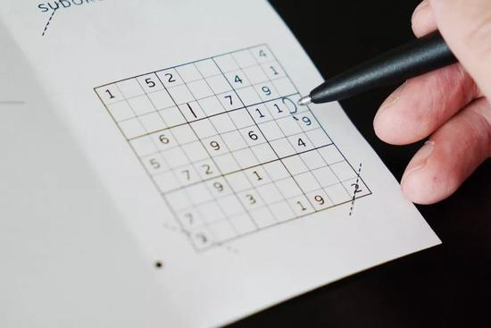 （图中的虚线是放银行卡用的卡槽）