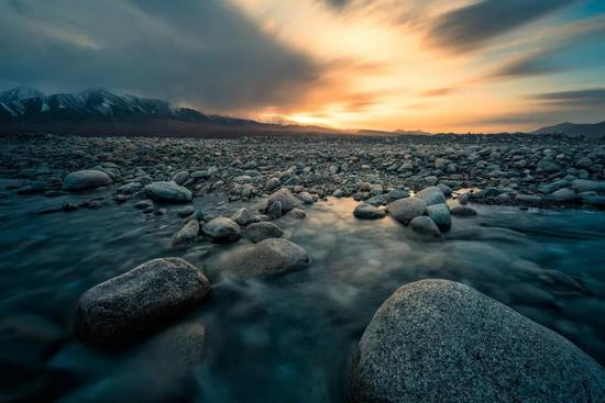 祁连山下的戈壁滩。图/视觉中国