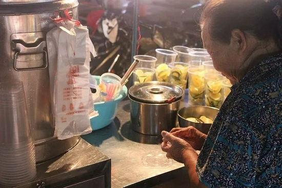 小摊贩推车里的柠檬茶