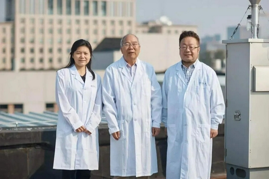 　　▲王书肖（左）、郝吉明院士（中）、贺克斌院士（右）在清华大学大气环境综合观测站（图/清华大学官博）