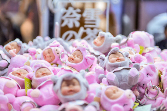 （奈雪の礼物门店中设置了抓娃娃机）