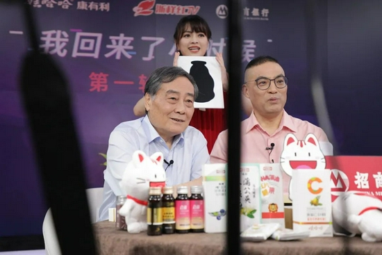 2020年5月宗庆后首次在网络直播带货，送出5万盒健康食品。