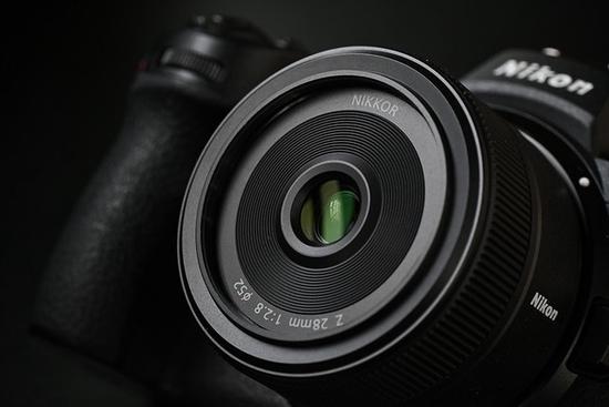 尼康Z 28mm f/2.8评测：轻巧实用街拍镜头_手机新浪网
