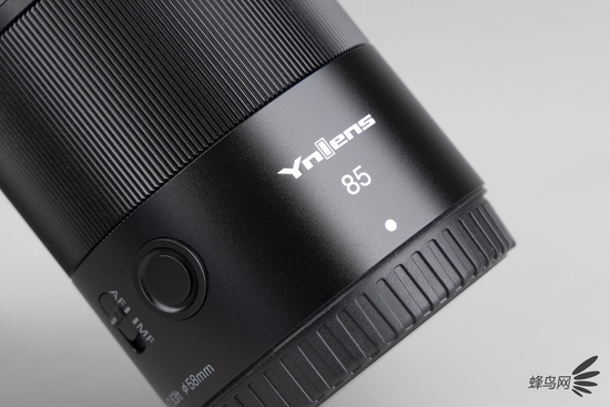 永诺YN85mm F1.8Z DF DSM的logo以及焦段标识