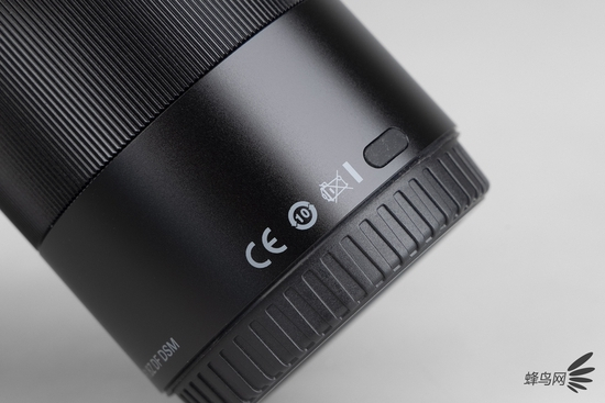 永诺YN85mm F1.8Z DF DSM侧面带有Type-C接口