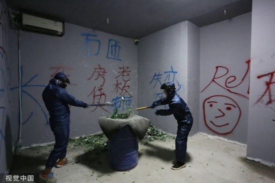 砸瓶子解压。/视觉中国
