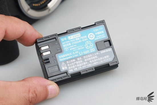 EOS R7采用了LP-E6NH型电池