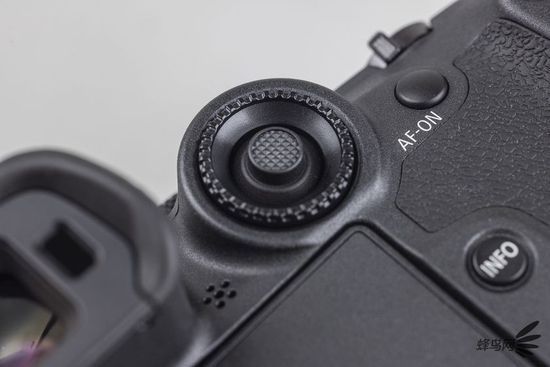 佳能EOS R7采用了全新的速控转盘和多功能按钮合二为一