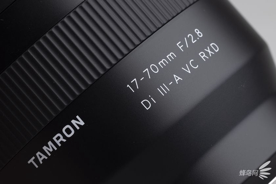 腾龙17-70mm F/2.8 Di III-A VC RXD（富士X卡口）品牌logo以及产品型号