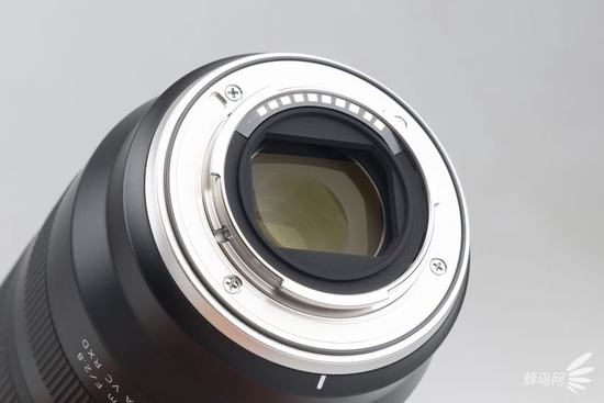 腾龙17-70mm F/2.8 Di III-A VC RXD（富士X卡口）采用了全金属材质的卡口